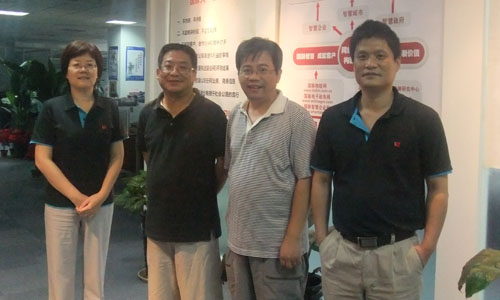右一永乐高ylg888888互联董事长杨冰之，右二中科院研究生院教授吕本富， 左一永乐高ylg888888互联总经理郑爱军，左二互联网研究专家王俊秀