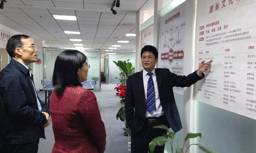 （左一）宁波市智慧城市研究院院长　顾德道　　　 　　　　　　。ㄗ蠖）宁波市智慧城市建设工作领导小组办公室主任　谢月娣