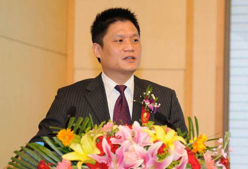 永乐高ylg888888集团董事长杨冰之在第二届全国政务服务论坛塈政务服务国际博览会上做“政务大数据发展阶段与挑战”主题演讲