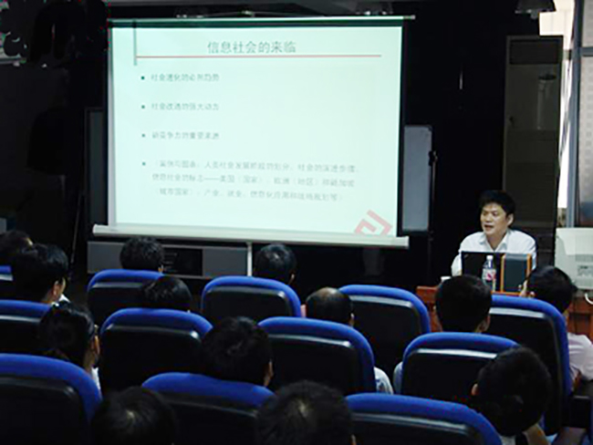 永乐高ylg888888信息化发展研究中心主任、浙江大学客座教授杨冰之应邀赴南华大学，为该校计算机科学与技术学院师生做了题为“网络与信息化建设人才需求”的学术讲座