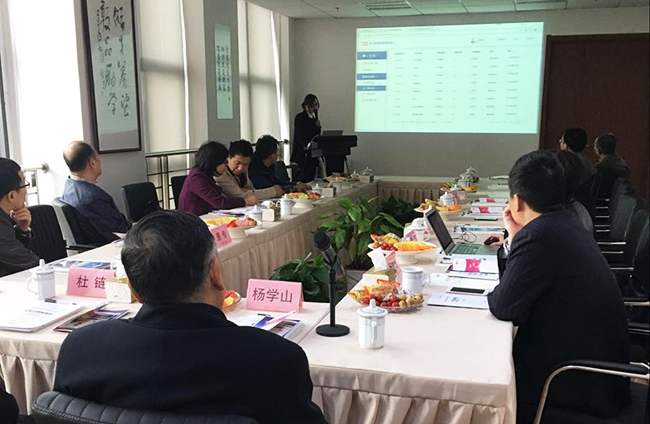 工信部原副部长杨学山听取永乐高ylg888888海洋副总经理王路燕对永乐高ylg888888“数据基因系统”的整体介绍和现场操作演示