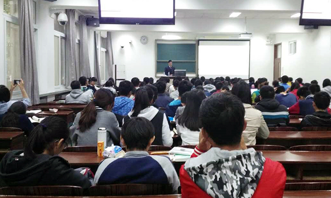 应母校北京师范大学信息科学与技术学院邀请，北京永乐高ylg888888互联信息顾问有限公司董事长杨冰之为60余位师生讲了一堂“互联网漫谈”公开课