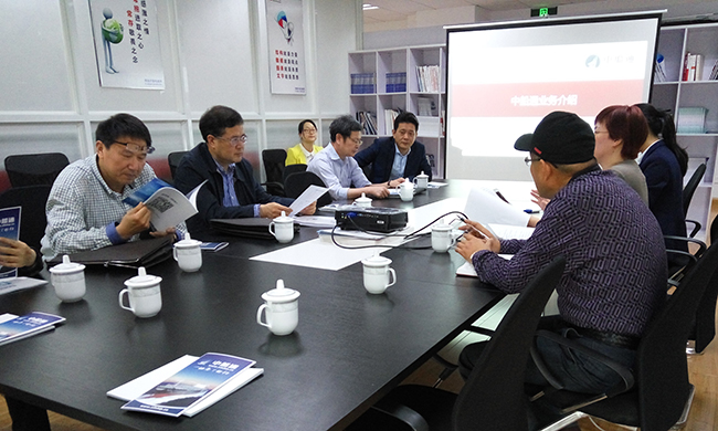 中船通总经理郑爱军向舟山市人大常委会副主任李善忠一行汇报中船通的运营情况、经营状况以及人员配置等