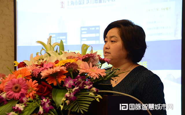 在“2015中国互联网+信息社会高端论坛”上，上海市徐汇区虹梅路街道办事处主任万小岚分享了徐汇区发展“互联网+政务”的三大工作经验。