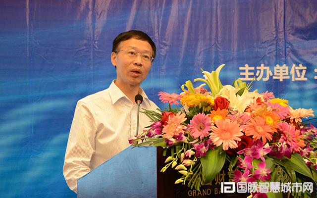 在“2015中国互联网+信息社会高端论坛”上，农业部信息中心原主任郭作玉发表主题演讲。